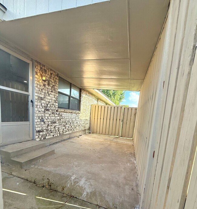 Building Photo - Complete new remodel 3-2-2 home off Broadway in the heart of Moore!