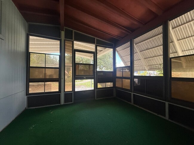 Building Photo - 3 Bedroom 2 Bathroom Updated Deltona Home GREAT Location Available IMMDEIATELY!!