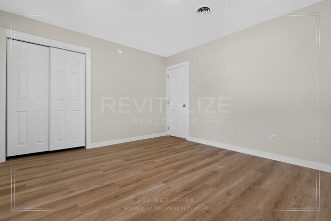 Building Photo - 2900 Lott Dr