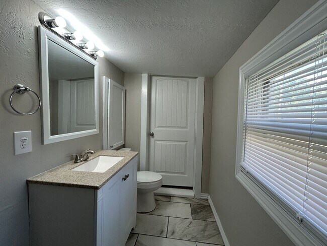 Building Photo - 2 Bed 1 Bath House - Walking Distance to D...