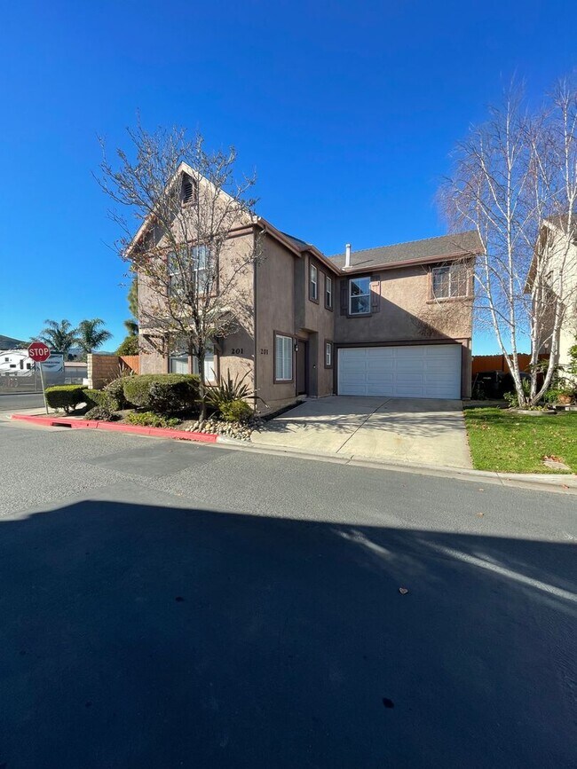 Building Photo - Newly Remodeled Home