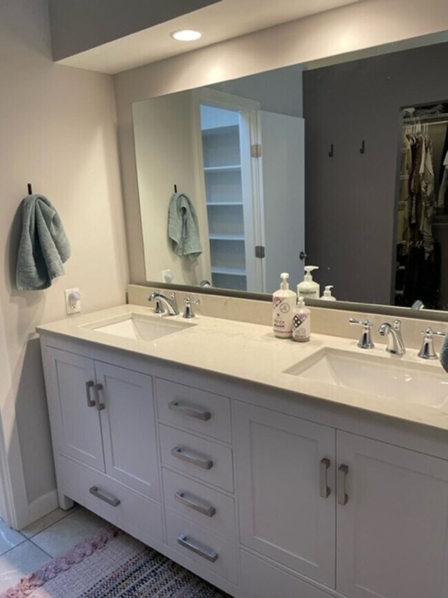 Building Photo - 4 bed/3bath-University Elementary School/I...