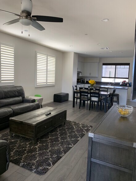 Living space (kitchen facing) - 341 Magnet