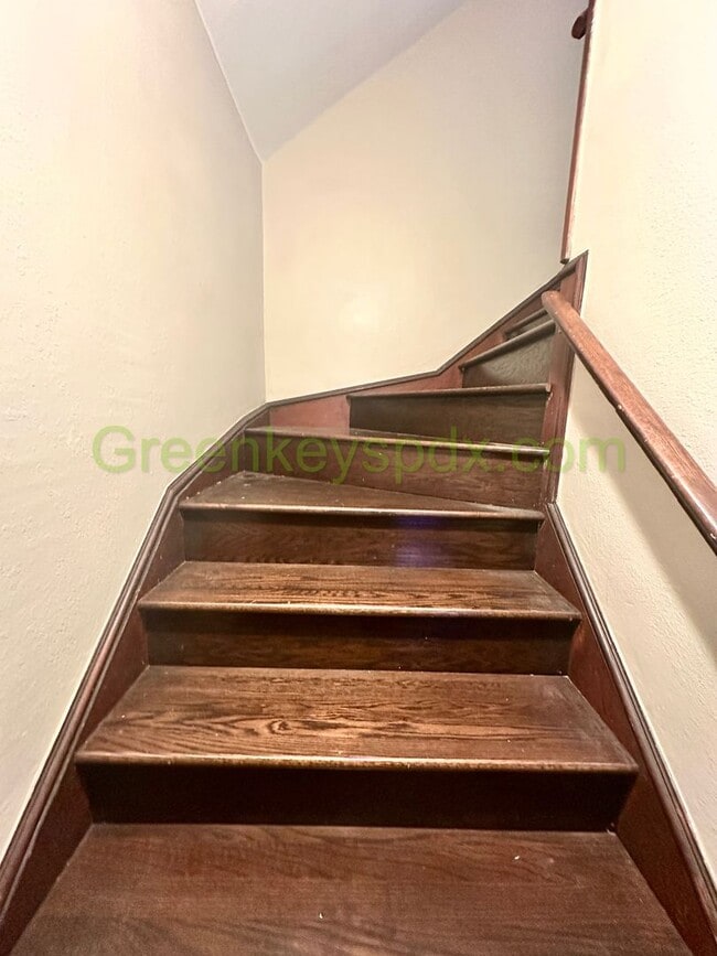 Building Photo - Gorgeous 1 Bedroom 1 Bath Top Floor Unit in Goose Hollow