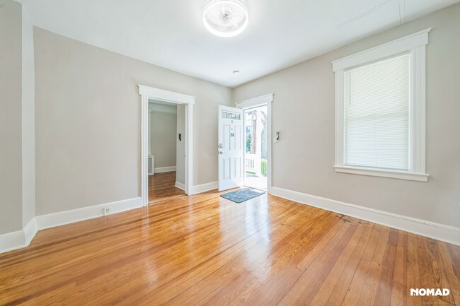 Building Photo - 28 Hollow Wood Ln