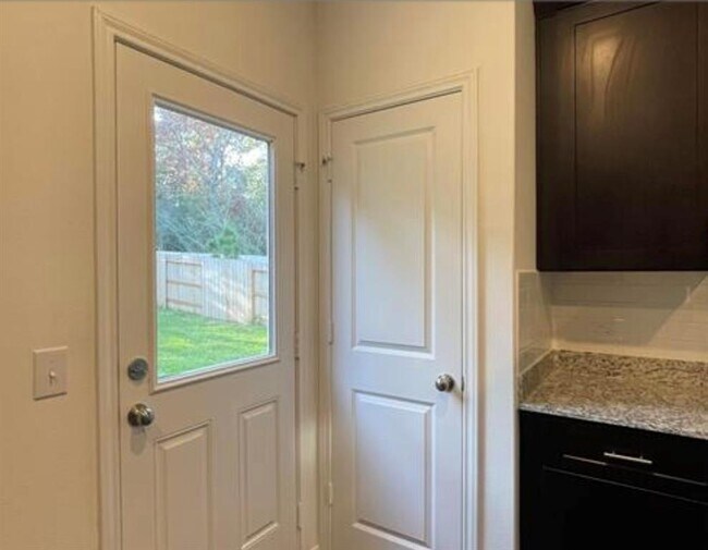 Building Photo - 10565 Pineland Dr