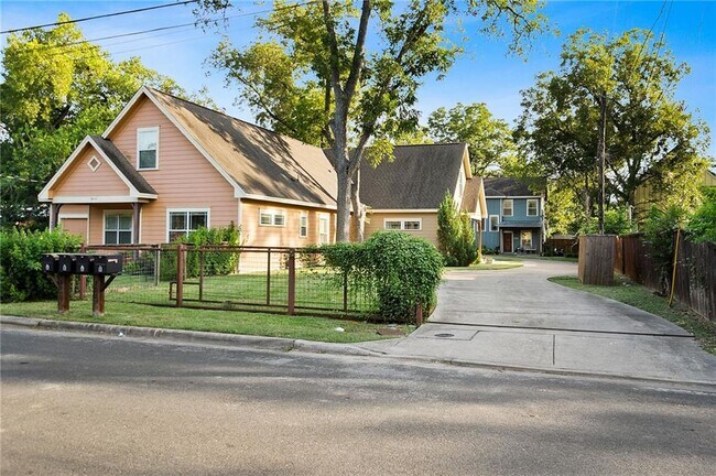 Building Photo - 3207 Holton St