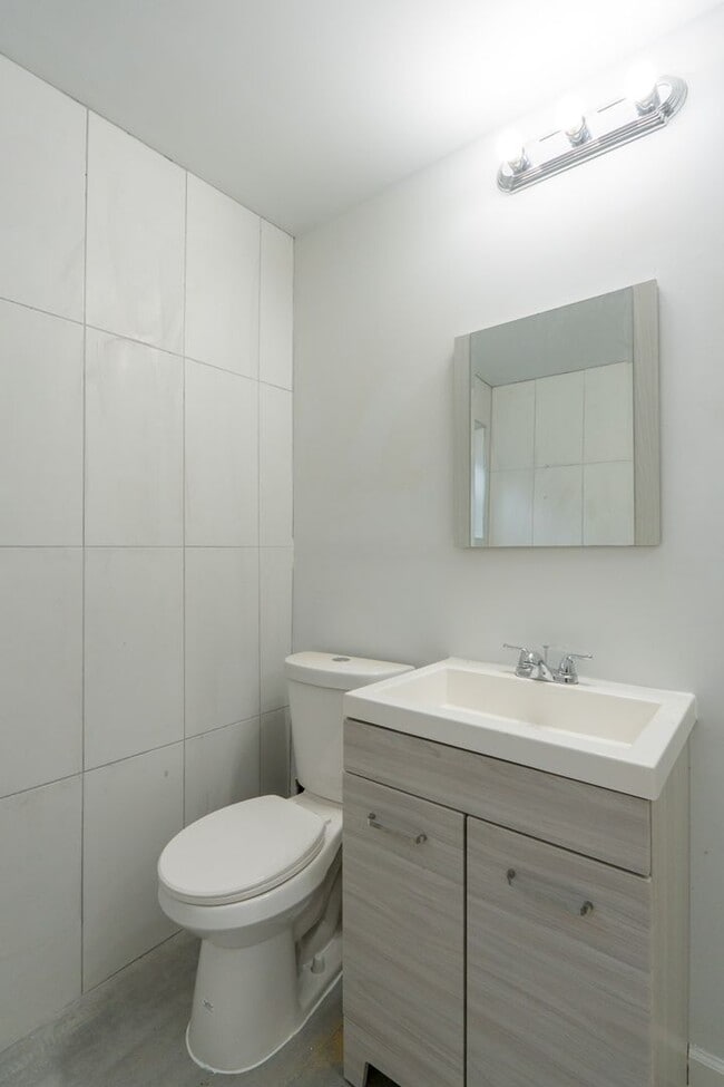 Building Photo - Newly Rehabbed 4 bedroom 2 full bathrooms ...