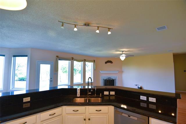 Building Photo - 3921 Lakeside Dr