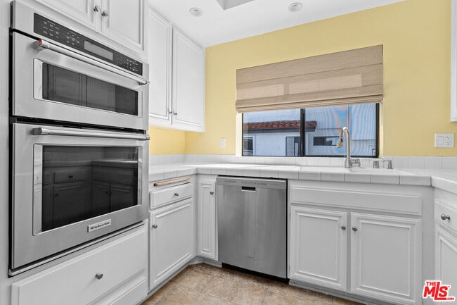 Building Photo - 1561 Palisades Dr