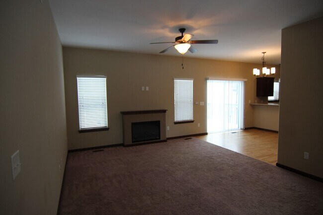 Building Photo - 4 Bedroom, 3 bath close to University