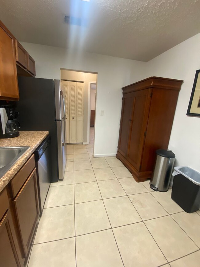 Building Photo - Beautiful Lakefront Condo!
