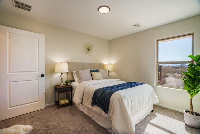 Building Photo - New Townhome in the Far NE Heights