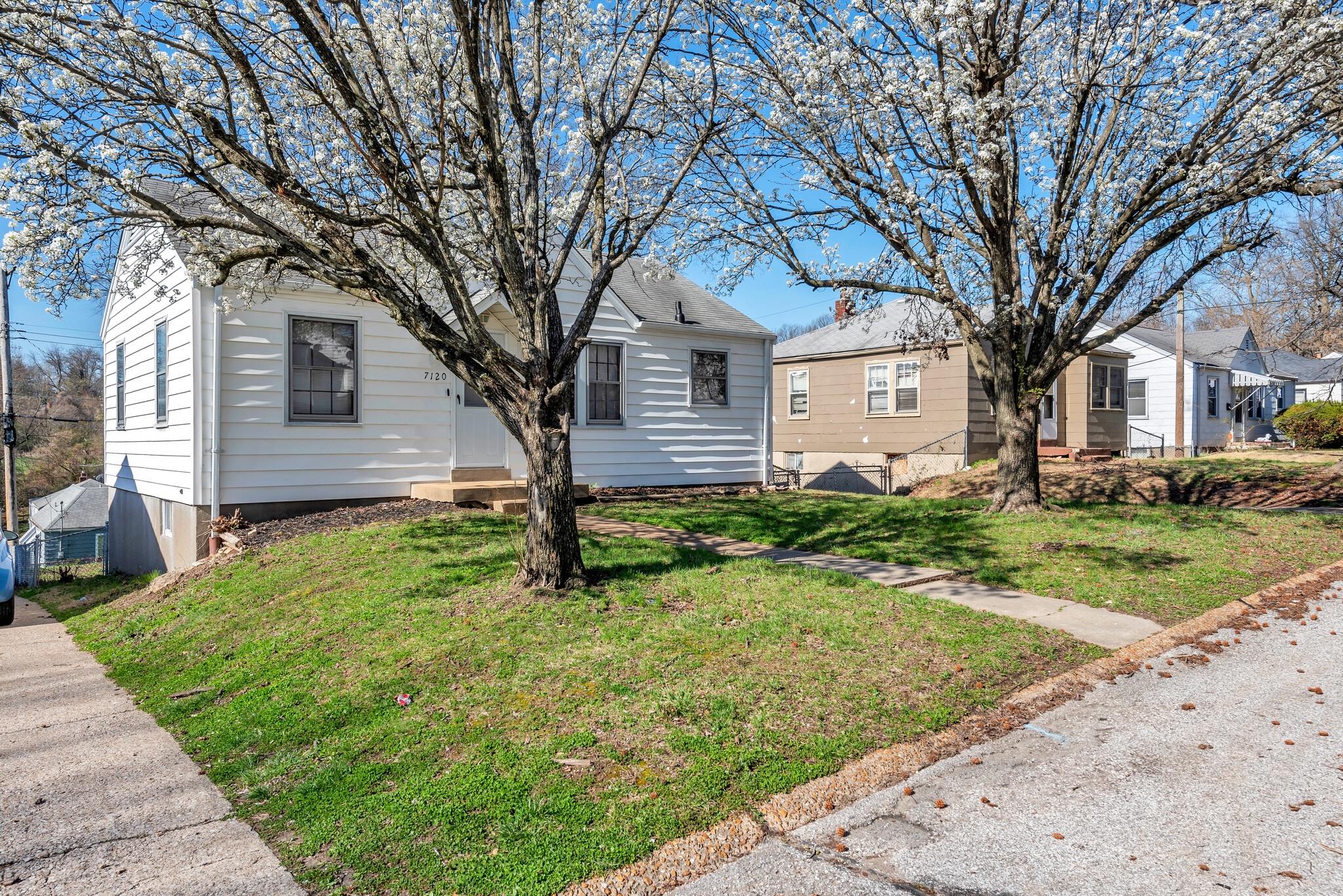 Building Photo - 7120 Roslyn Dr