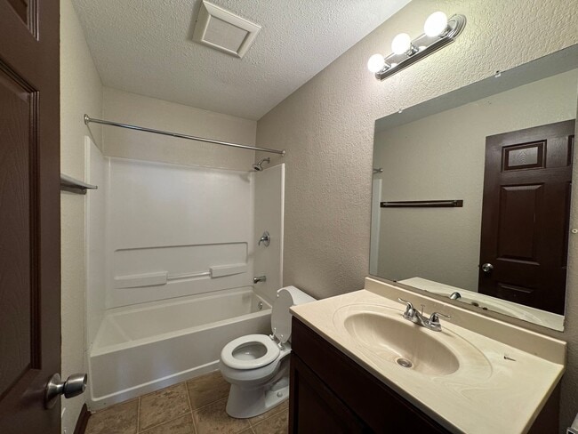 Building Photo - Your new Townhouse Awaits! 3 Bed / 1.5 Bat...