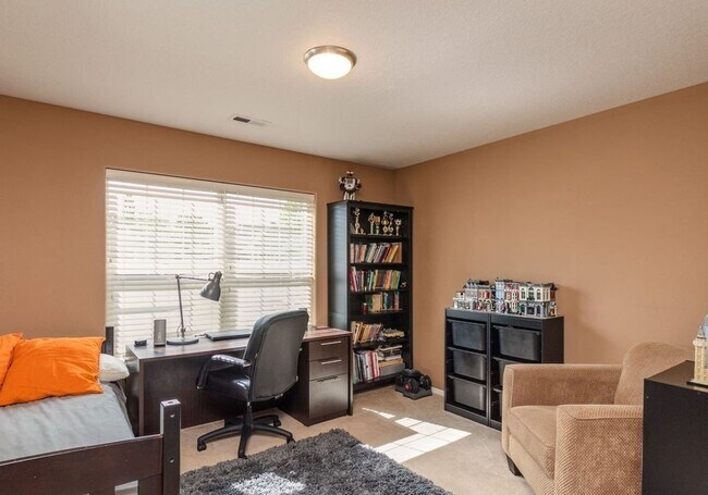 Building Photo - Beautiful Spacious Home!