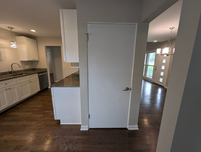 Building Photo - Elevated Living in University City