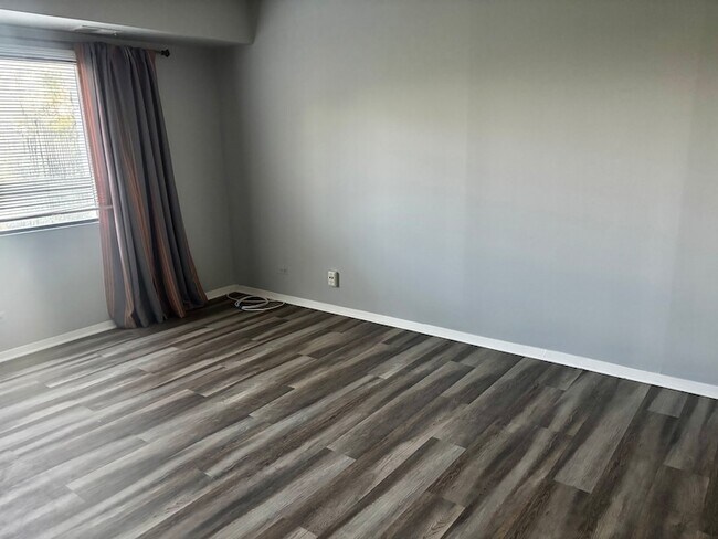 Building Photo - 350 Plum Creek Dr