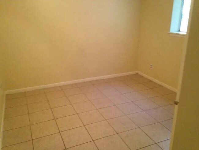 Building Photo - 208 NW River Rd