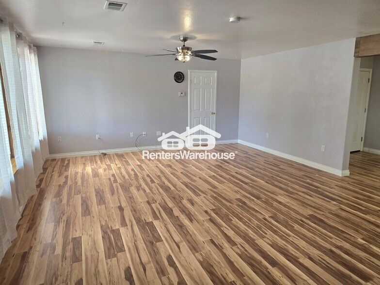 Building Photo - 999 Castlewood Dr