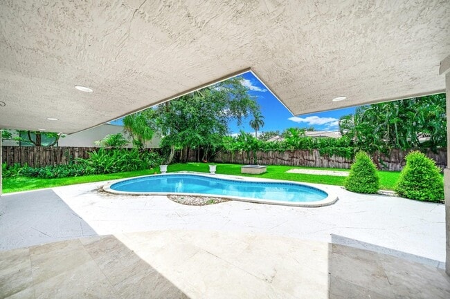 Building Photo - 4021 Bayview Dr