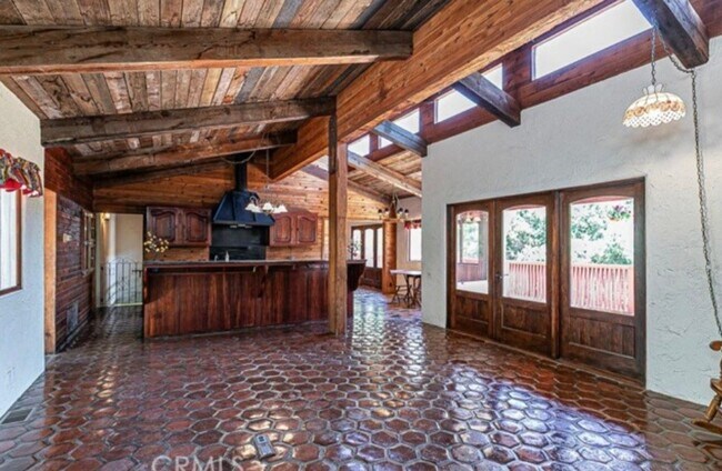 Building Photo - Escape to Your Own Private Retreat Among the Oaks