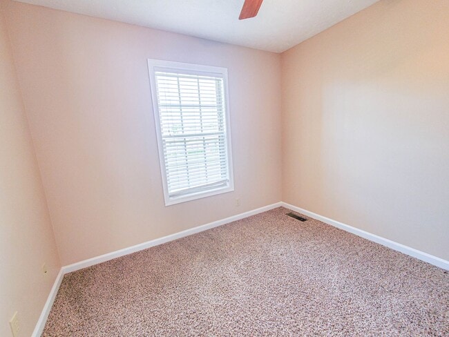 Building Photo - Pet Friendly Three Bedroom!
