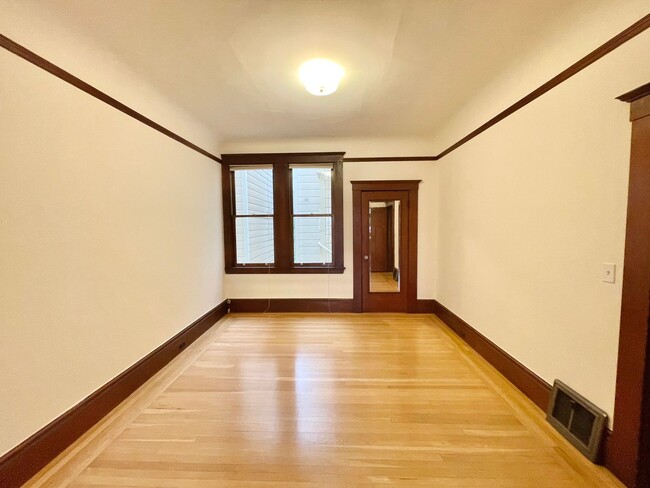 Building Photo - 2BR/1BA Meticulous Full Floor Flat! Laundr...