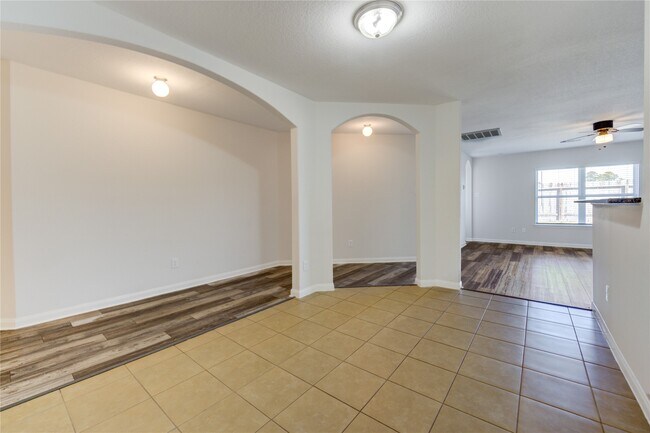 Building Photo - 8839 Hazel Rose Sky Dr