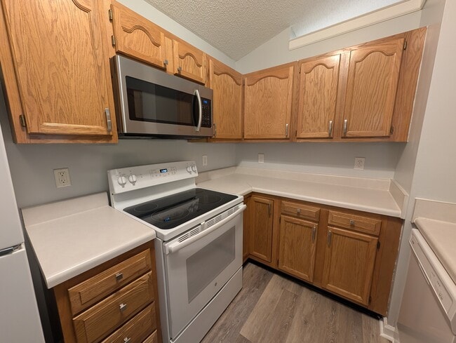 Building Photo - 132 Rivertree Ln