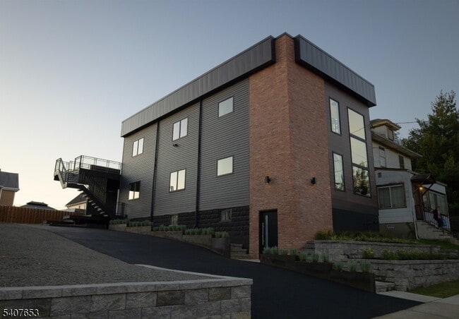 Building Photo - 246 Cortlandt St