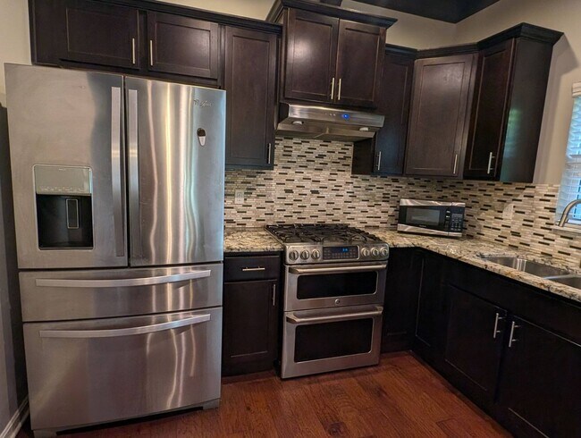 Building Photo - AVAILABLE NOW! Luxurious and Modern 3-4 Bedroom / 3.5 Bath Townhome in the Twin Lakes Community!