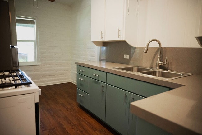 Building Photo - 907 Sierra St