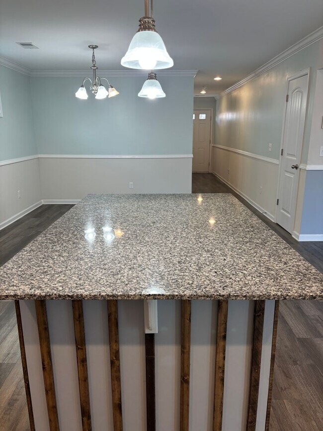 Building Photo - 5 bedroom 3 bath home in Pocalla Springs