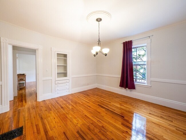 Building Photo - 12 Adella Pl