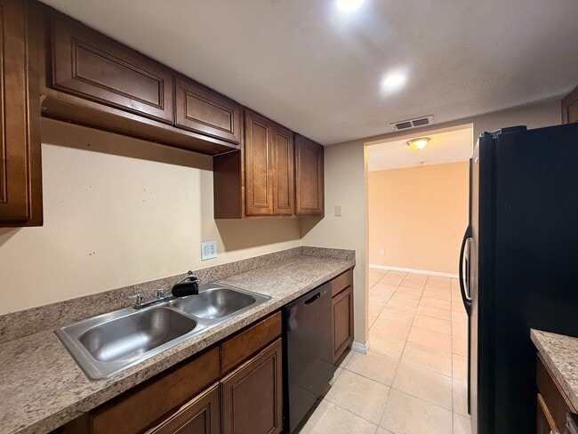 Building Photo - 2/2 Condo with Lake Views