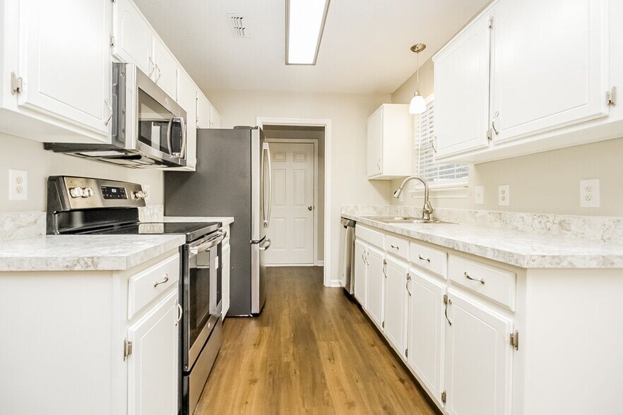 Building Photo - 102 Riverwood Dr