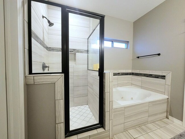 Building Photo - Amazing 3 bedroom 2 bath home in West El Paso!
