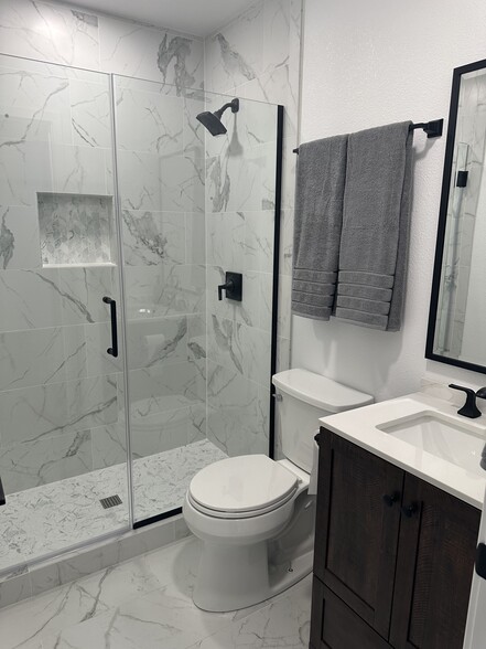 Newly remodeled bathroom with walk in shower - 10152 Ascot Cir