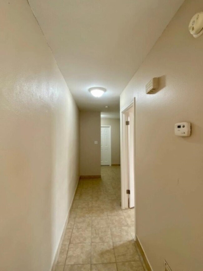 Building Photo - 3319 Mier St