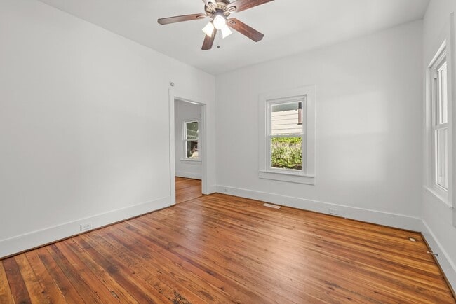 Building Photo - Beautiful 3 Bedroom 2 Bath