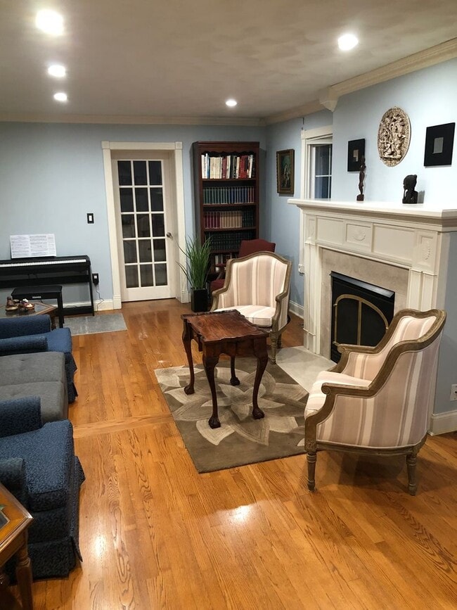 Building Photo - Furnished 6 month rental