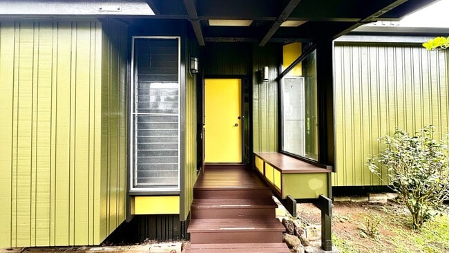 Building Photo - Spacious 3 BED/3 BATH Classic Maunawili Ho...