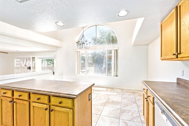 Building Photo - Lovely 3-Bedroom Home with Spacious Layout...