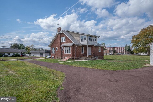 Building Photo - 1075 S County Line Rd