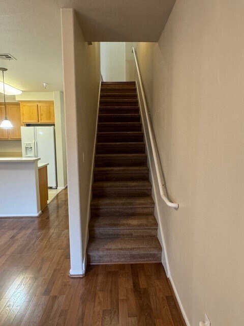 Building Photo - Charming 1 bedroom - 1 bathroom multi-level condominium in Sacramento