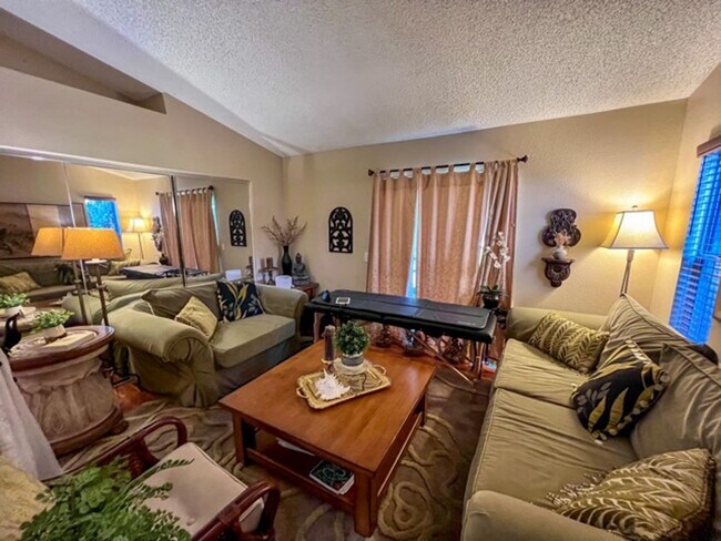 Building Photo - 2 bedroom Temecula home with a big backyar...
