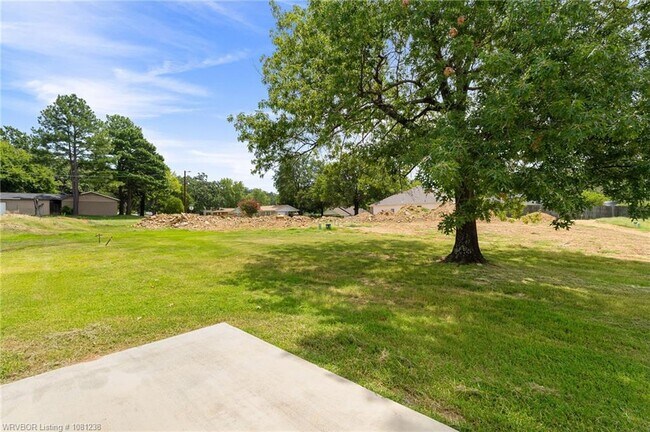 Building Photo - 2020 Country Club Ave