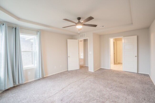 Building Photo - 4 bed/2 bath!