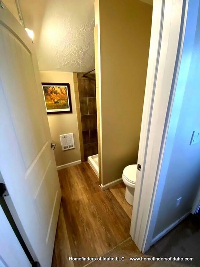 Building Photo - Charming North-end Loft Apartment!